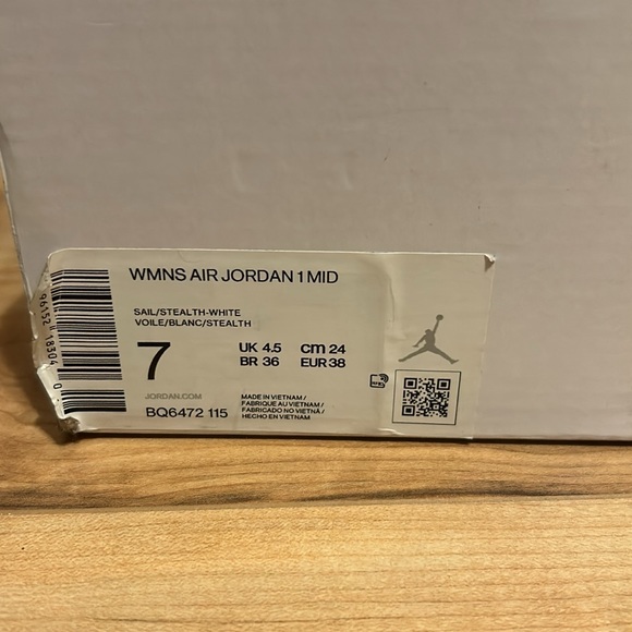 WMNS Grey Air  Jordan 1 Mids - Picture 5 of 6